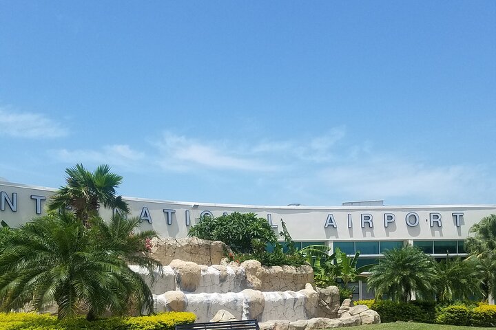 Roundtrip Airport Transfer from Montego Bay to Ocho Rios and Runaway Bay Hotels