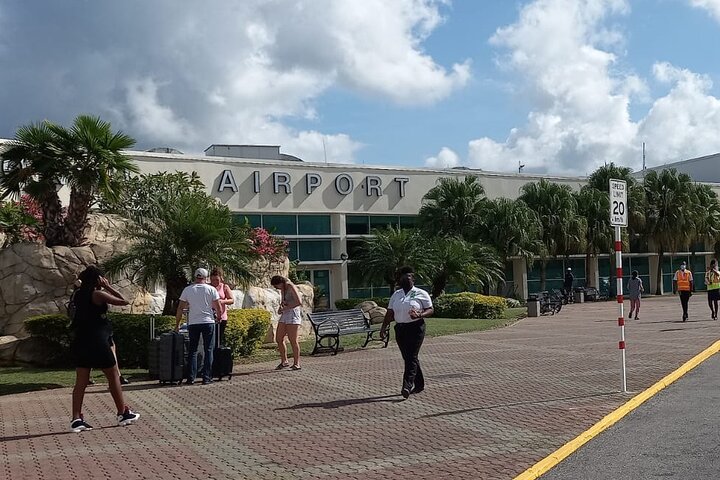 Roundtrip Airport Transfer from Montego Bay to Ocho Rios and Runaway Bay Hotels