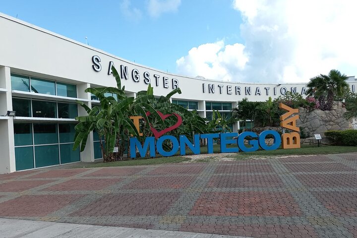 Roundtrip Airport Transfer from Montego Bay to Ocho Rios and Runaway Bay Hotels
