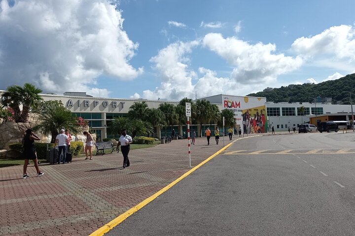 Roundtrip Airport Transfer from Montego Bay to Ocho Rios and Runaway Bay Hotels