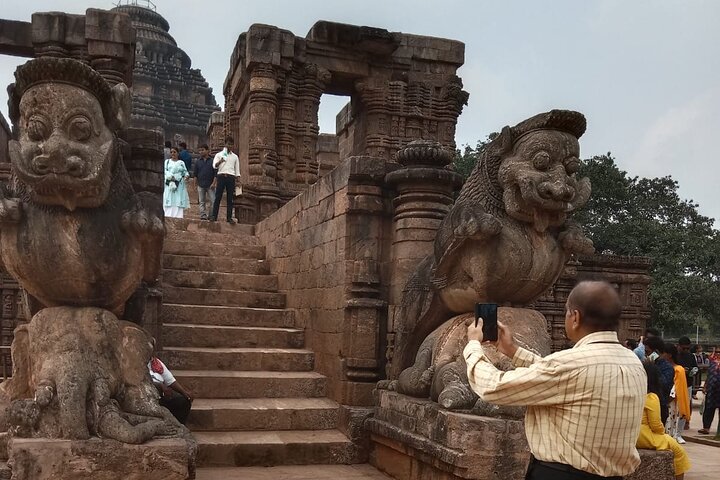Bhubaneswar city tour & Konark Sun Temple in private car with guide