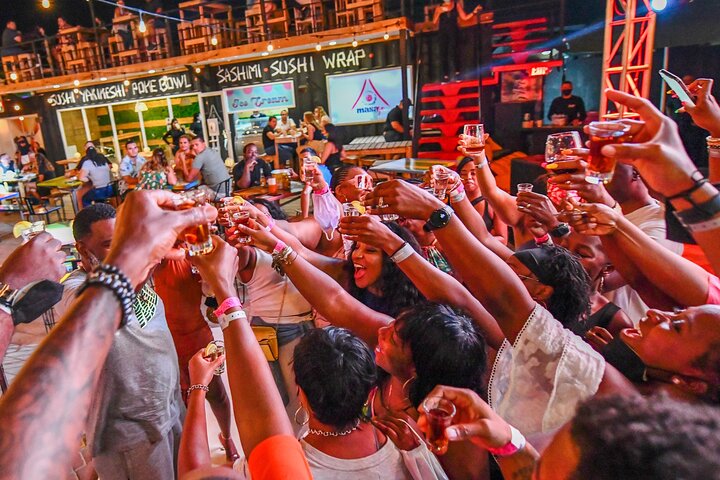 Aruba Nightlife Party Bus Tour, Free Cocktails, Live DJ & Host