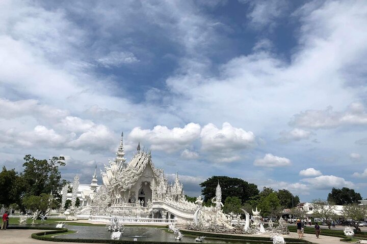 Chiang Rai White and Blue Temples Private Trip