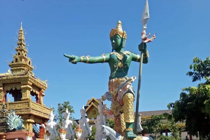 Chiang Rai White and Blue Temples Private Trip