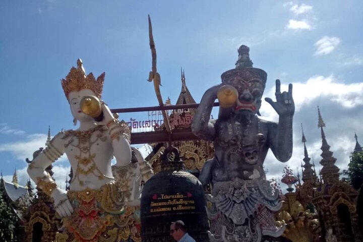 Chiang Rai White and Blue Temples Private Trip
