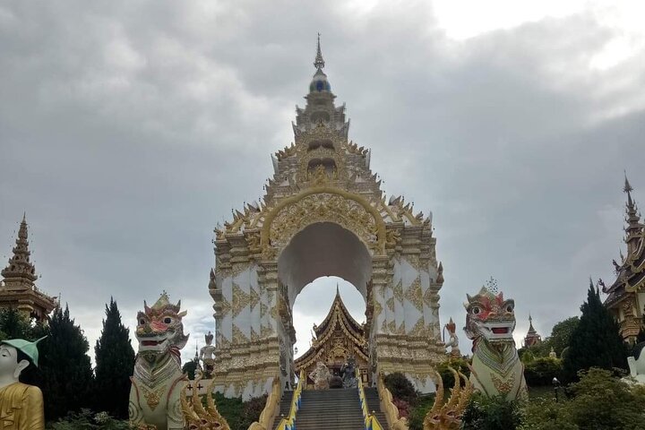 Chiang Rai White and Blue Temples Private Trip