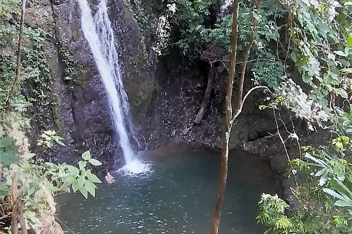 Hike 10 waterfalls in Jaco lunch included
