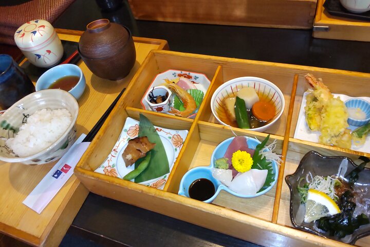 Little Kyoto Nishio :Enjoy matcha & the first classic book museum