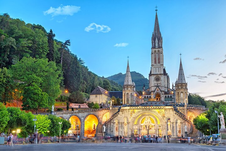 Private Transfer: Lourdes to Toulouse Airport TLS in Luxury Van