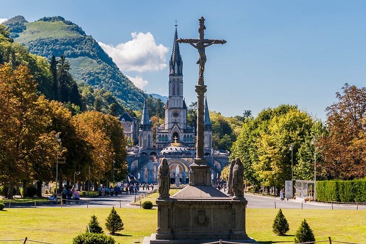 Private Transfer: Lourdes to Toulouse Airport TLS in Luxury Van