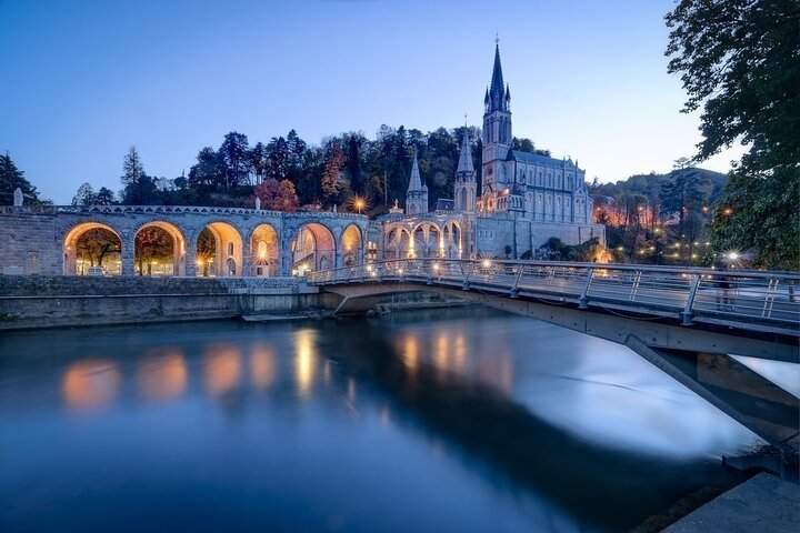 Private Transfer: Lourdes to Toulouse Airport TLS in Luxury Van