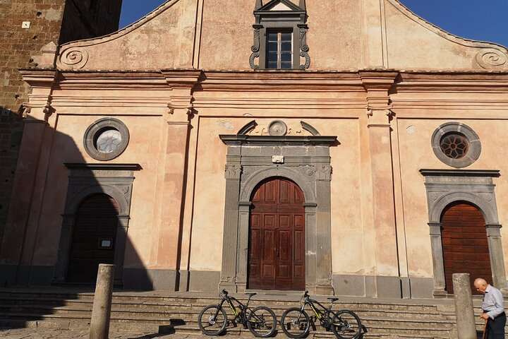Small Group E-bike Experience from Orvieto to Civita with Lunch