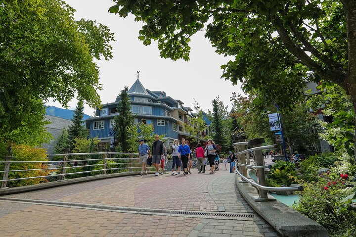 Whistler Tour with Shannon Falls and Sea to Sky Gondola