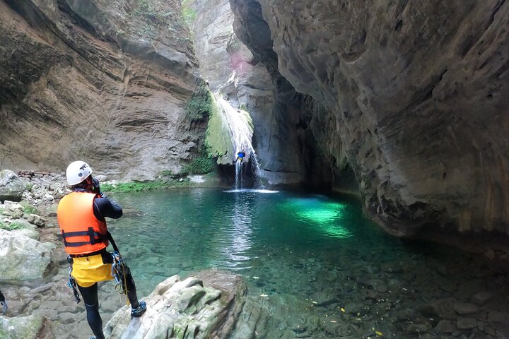 2-Day Tour with Canyoning and Rappelling to the Infiernillo Canyon