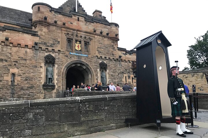 Edinburgh Castle: Guided Walking Tour with Entry Ticket