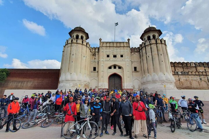 Private & Guided: Wagah Border, Walled City & Lahore Fort Full Day Tour