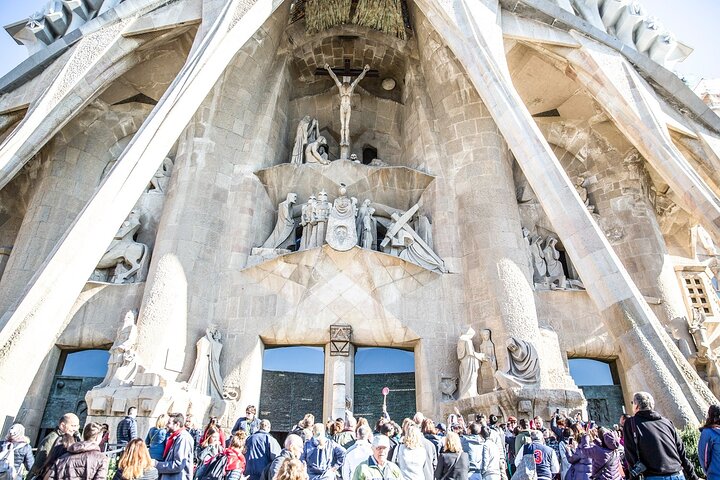 Sagrada Familia Fast Track Guided Tour with Towers Access