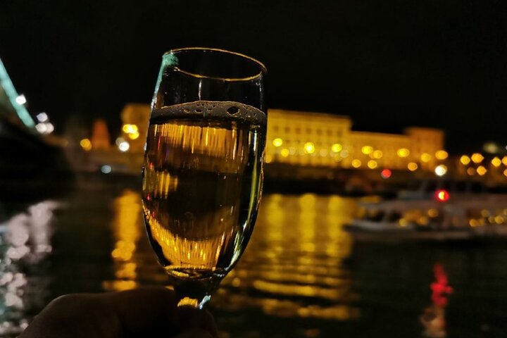 Budapest: 1-Hour Highlights Cruise with Welcome Drink