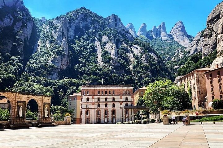 Barcelona to Montserrat Monastery: Tour, Transfers & Basilica