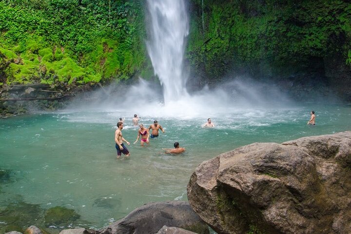 3 in 1 Combo: La Fortuna Waterfall, Hanging Bridges, Thermal Spa from San José