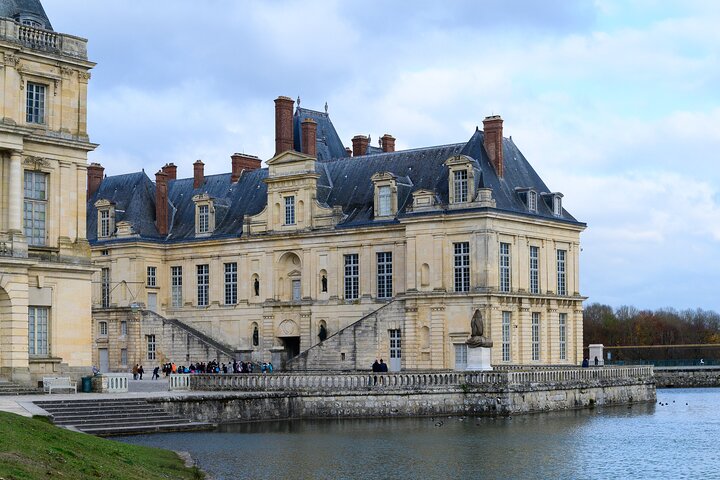 Fontainebleau Castle & Provins Medieval City with hotel pick up