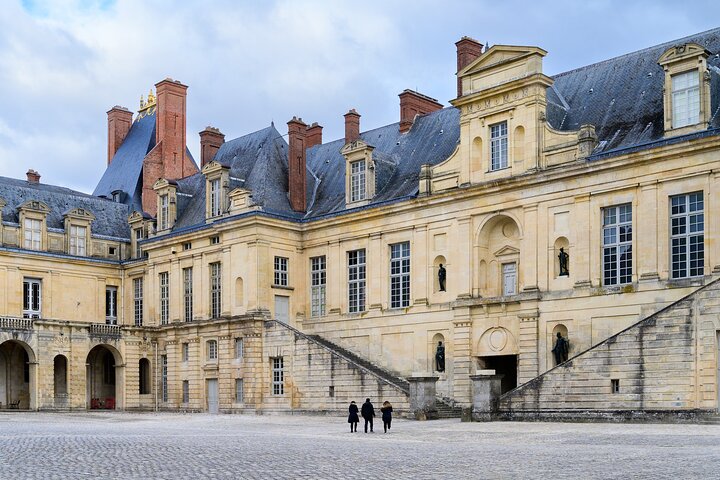 Fontainebleau Castle & Provins Medieval City with hotel pick up