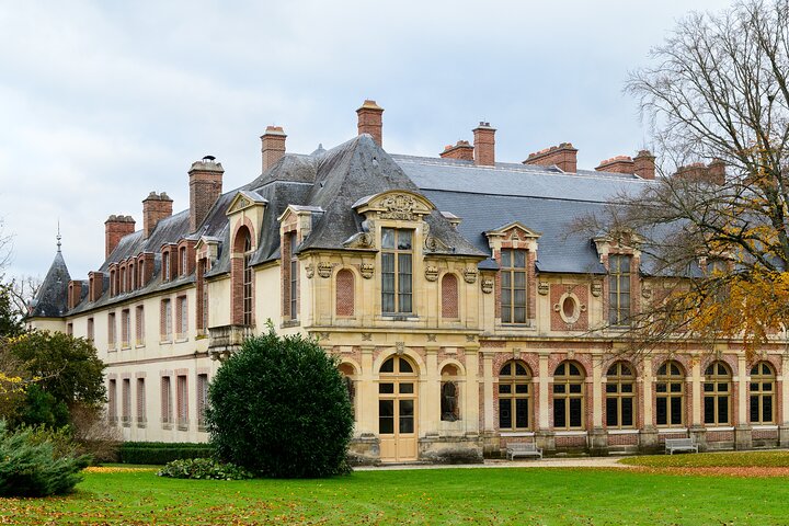 Fontainebleau Castle & Provins Medieval City with hotel pick up