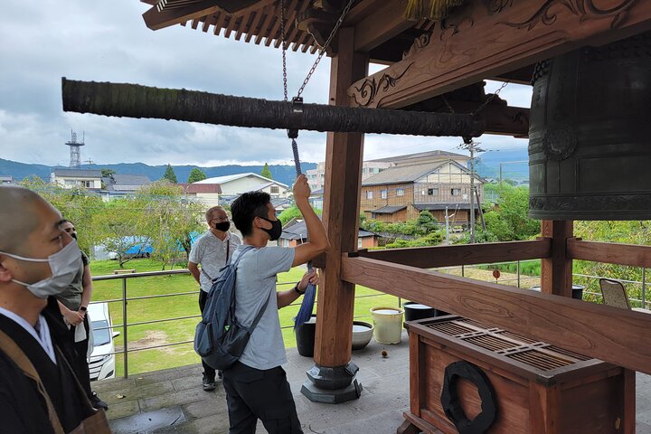 Experience Zen meditation or sutra copying, and enjoy vegetarian food with monk