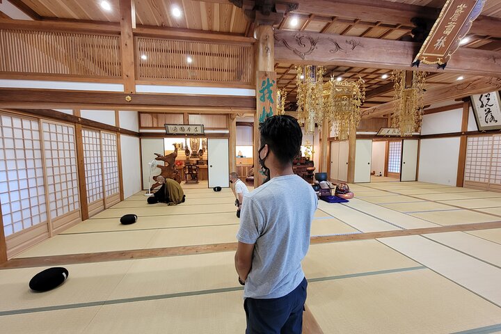 Experience Zen meditation or sutra copying, and enjoy vegetarian food with monk