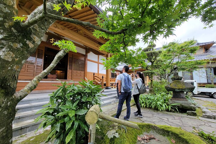 Experience Zen meditation or sutra copying, and enjoy vegetarian food with monk