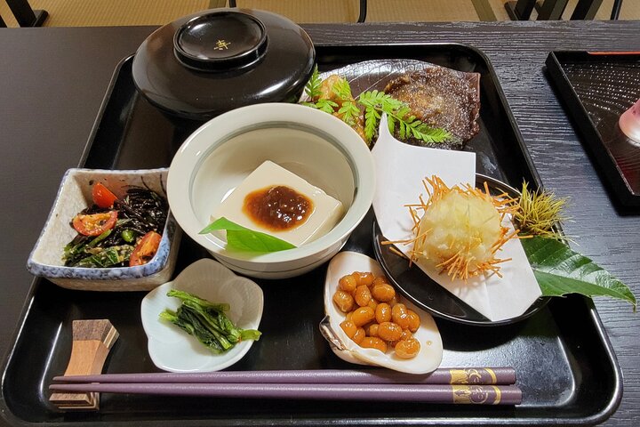 Experience Zen meditation or sutra copying, and enjoy vegetarian food with monk