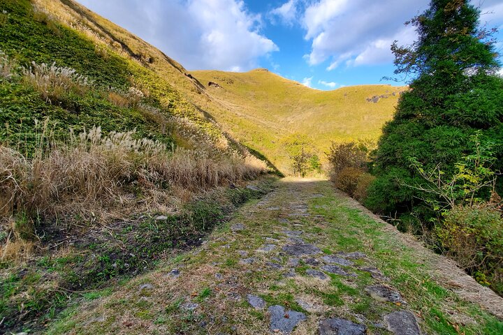 Walking through the Aso Caldera, Historical Walk along the "Bungo Kaido"
