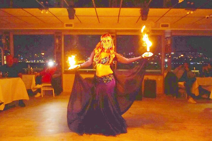 İstanbul Mega Lüfer Dinner Cruise Bosphorus and Show - Pvt. Table