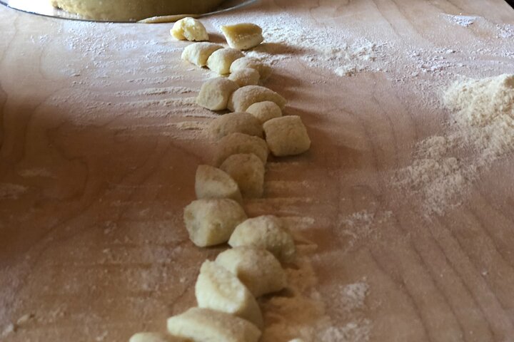 Organic cooking class with a sommelier in an Olive and wine farm