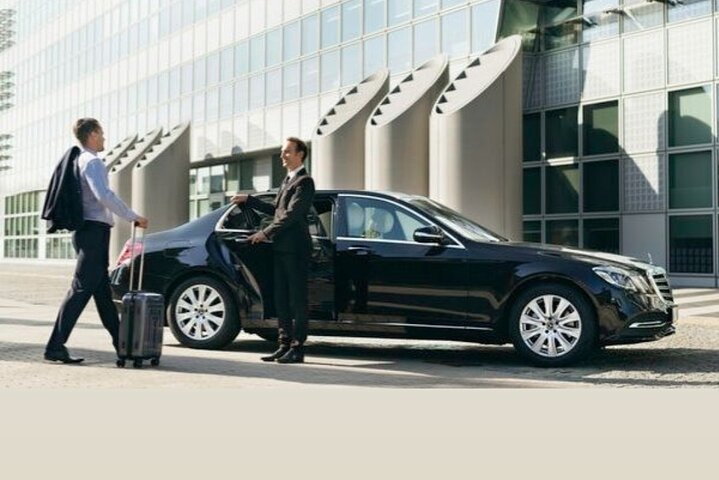 Private Airport Transfer between Paris and Parisian Airports