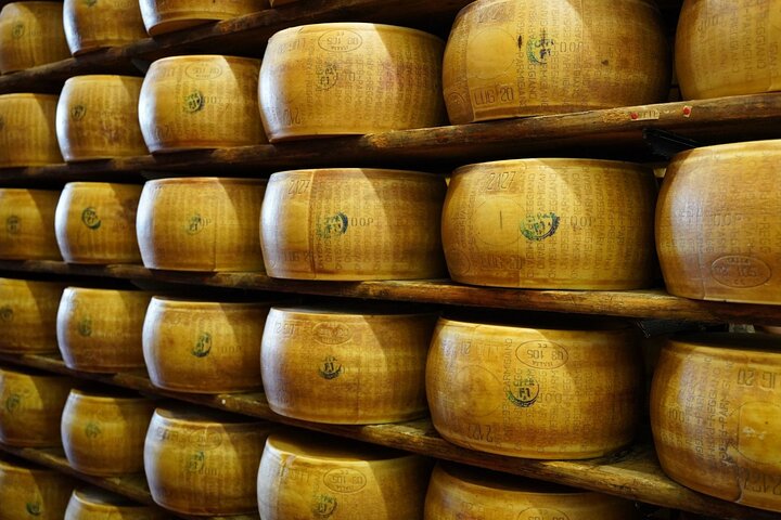 From Parma: Parmigiano Reggiano Farm Tour & Tasting with Transfer