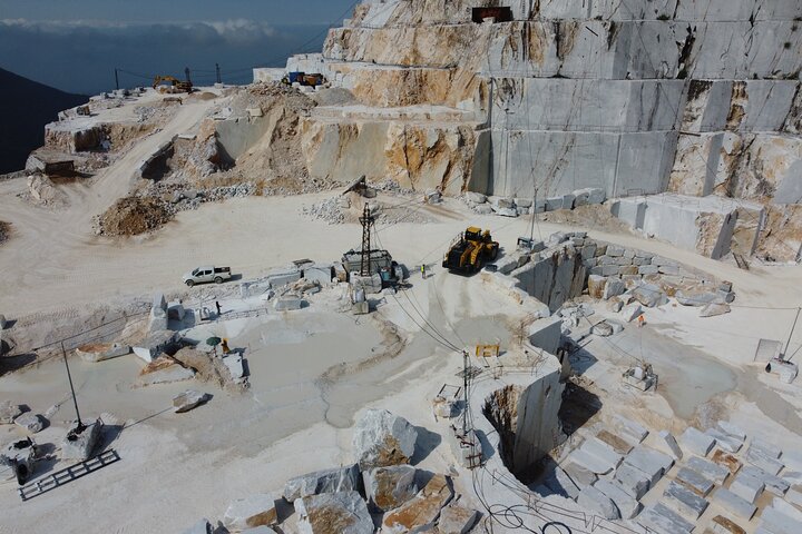 Carrara: Exclusive Marble Cave Tour Adventure in a 4x4