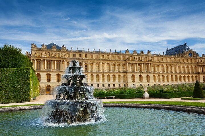 From Paris: Versailles Palace Live Tour with Gardens Access