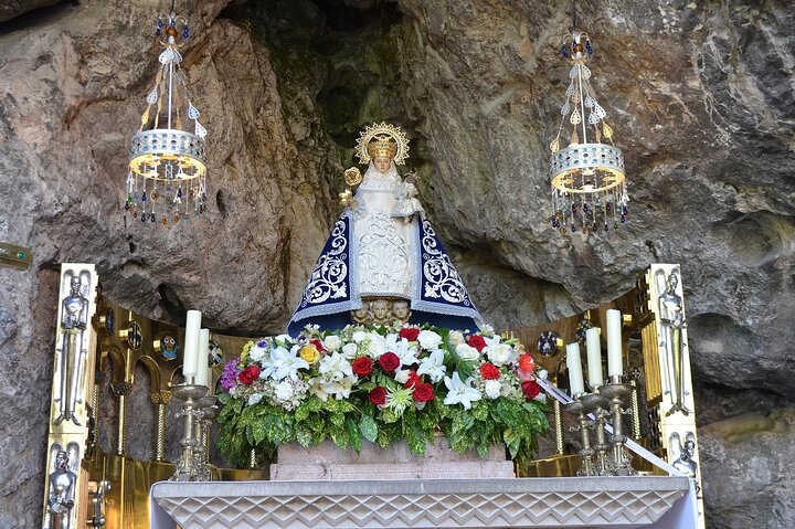 Lakes of Covadonga, Onis Cangas and Ballasts Tour from Oviedo