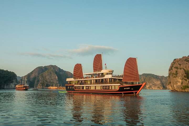 Lan Ha Bay Deluxe Cruise 2D/1N: Kayaking, Swimming at pristine places & meals