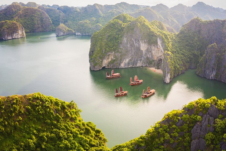 Lan Ha Bay Deluxe Cruise 2D/1N: Kayaking, Swimming at pristine places & meals