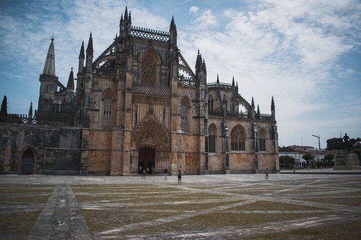 Fátima, Batalha and Nazaré Full Day Private Tour from the West