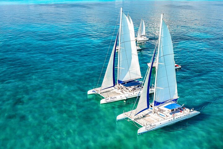 Isla Mujeres Cruise with Beach Club, Snorkel, Lunch and Open Bar