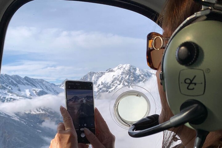 Ultimate Discovery: 3 Glaciers & Snow Landing – 45min