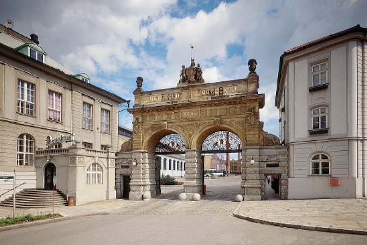 Private Transfer from Pilsen(Plzen) to Prague