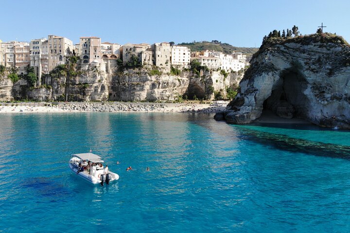 private tour with skipper from Tropea to Capo Vaticano with aperitif
