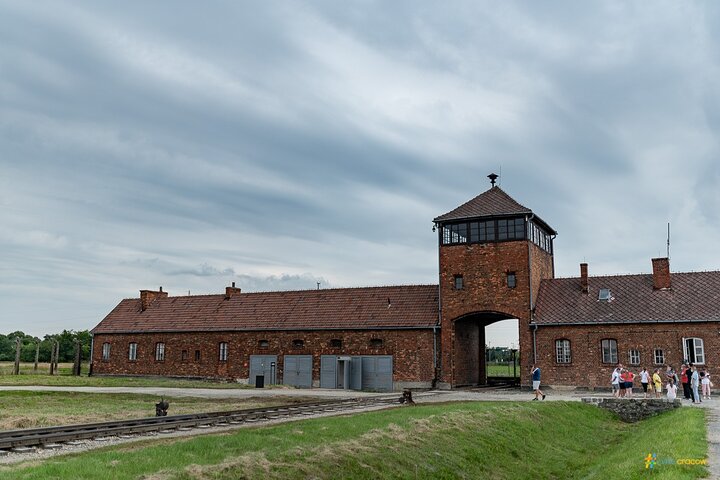 Krakow to Auschwitz Birkenau Guided Tour with Transfer and Ticket