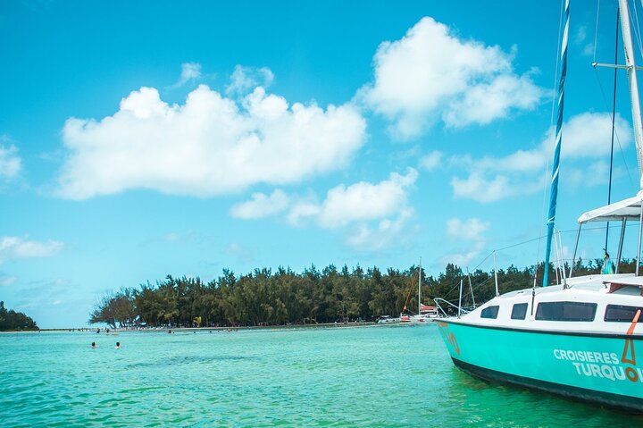 Mauritius : Full day All inclusive Ile aux cerfs Catamaran cruise