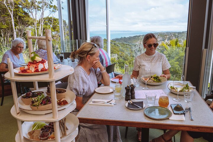 Auckland: Waiheke Island Scenic Tour 4 Vineyards, Local Guides