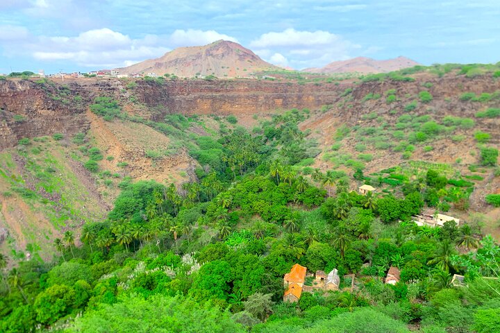 Santiago Island: 4-Hour Calabaceira Valley Hike & Guided Tour to Cidade Velha